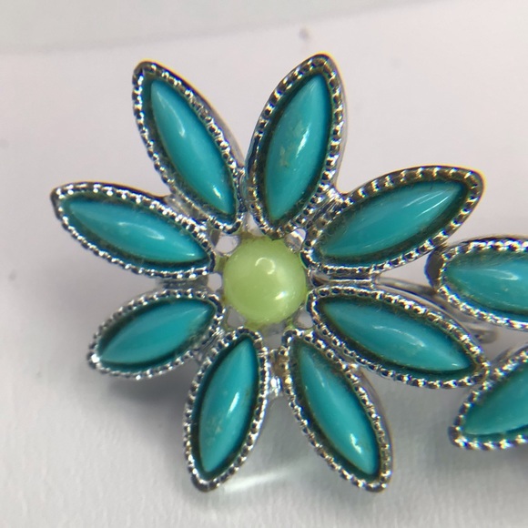 “Daisy Time” Sarah Coventry clip earrings. - Picture 3 of 6